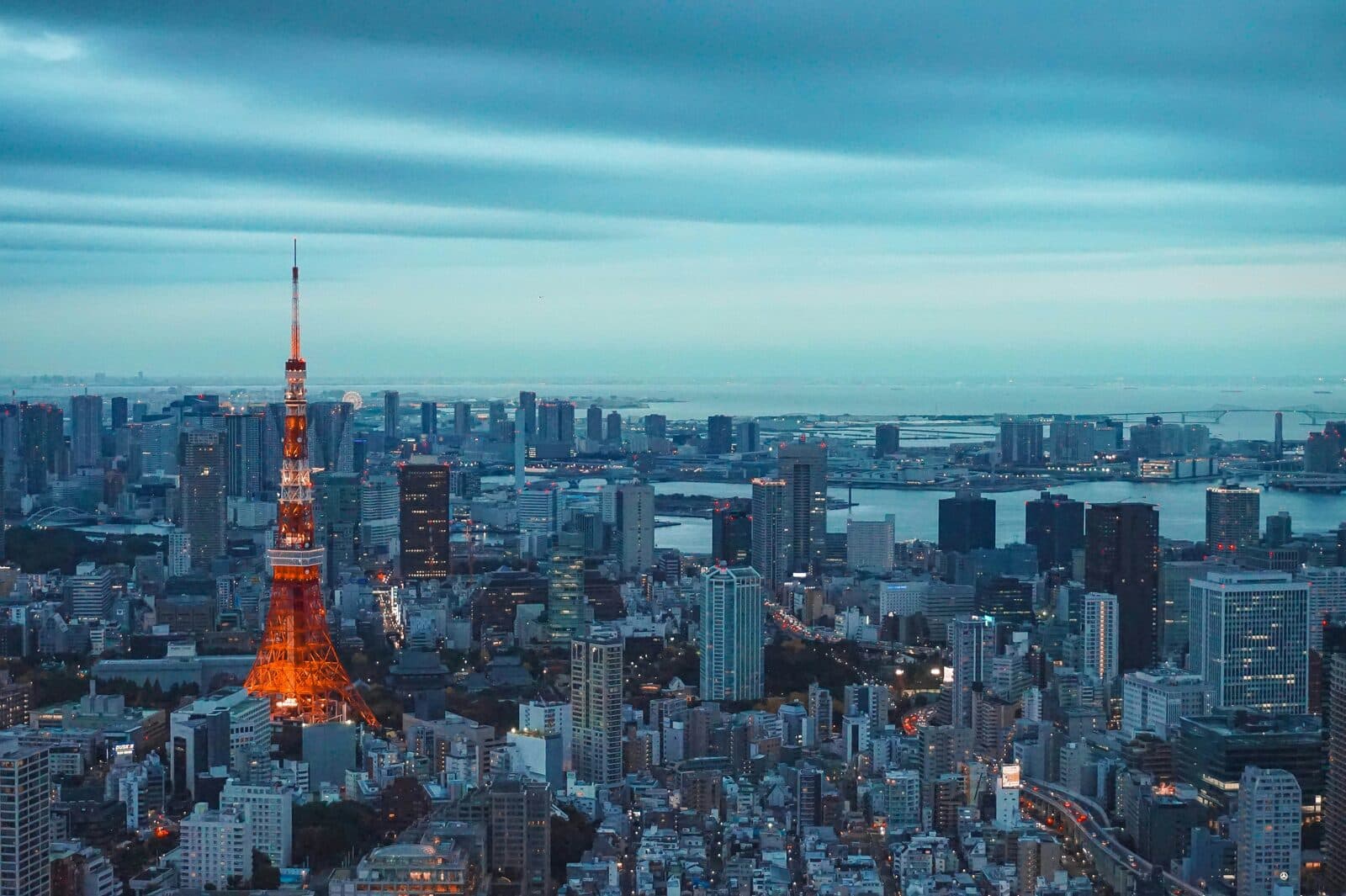 Vista aérea del skyline de Tokio con la Torre de Tokio iluminada en naranja al atardecer